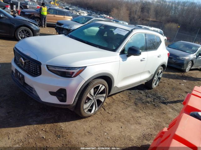 Volvo XC40 B5 AWD — Ultra Dark Theme