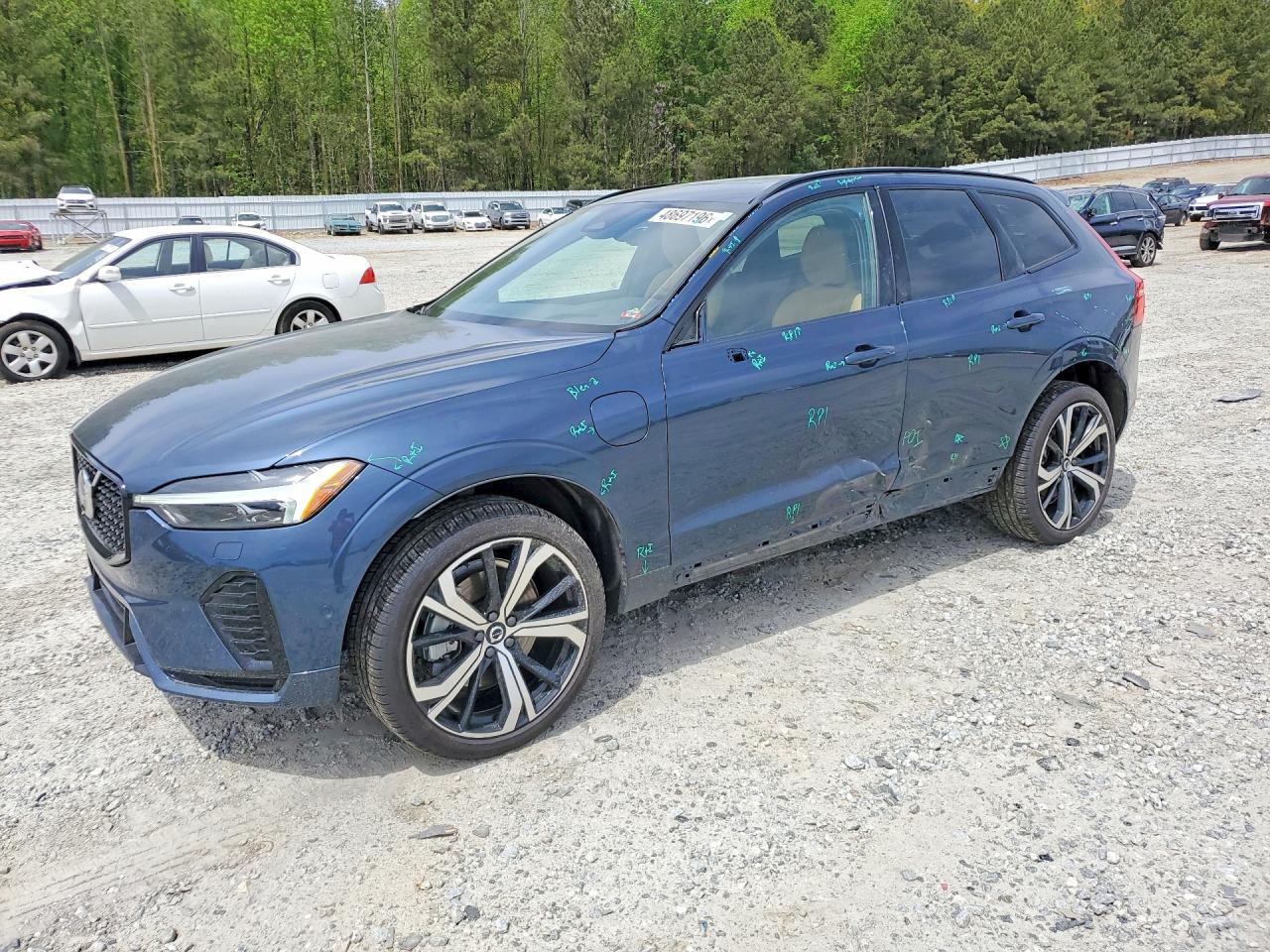 Volvo XC60 II T8 AWD Plug-in Hybrid — Ultra Dark Theme